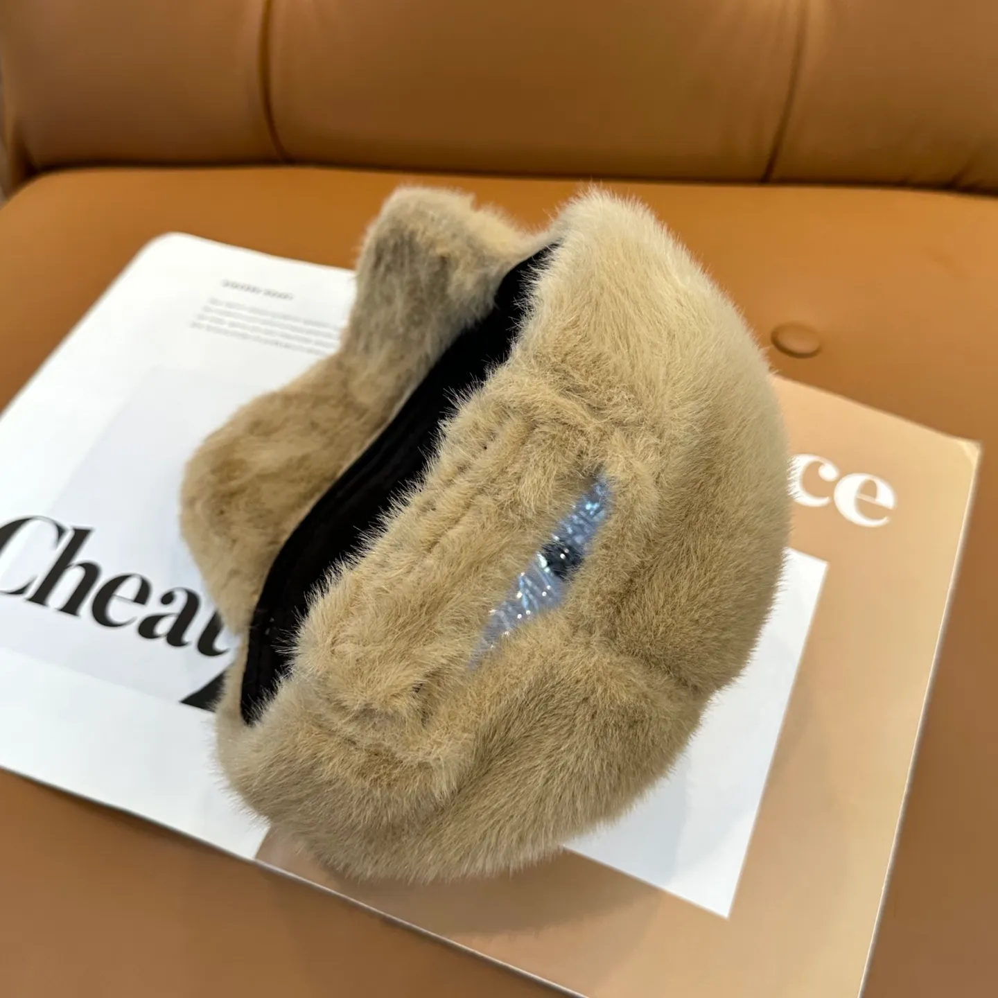 P66 Crow Heart's new autumn and winter baseball cap. It is full of autumn and winter atmosphere. The quality is great. The deepening of the hat shape makes it more elegant. It is very nice for both men and women. It is a classic among classics. It goes well with daily wear. Casual and fashionable.